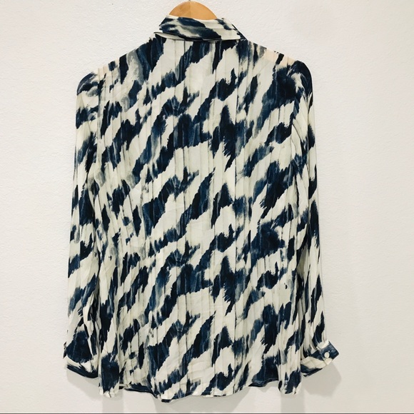 ‼️SOLD‼️ CAbi #3096 Moody Blues Blouse Long Sleeve - Picture 3 of 8